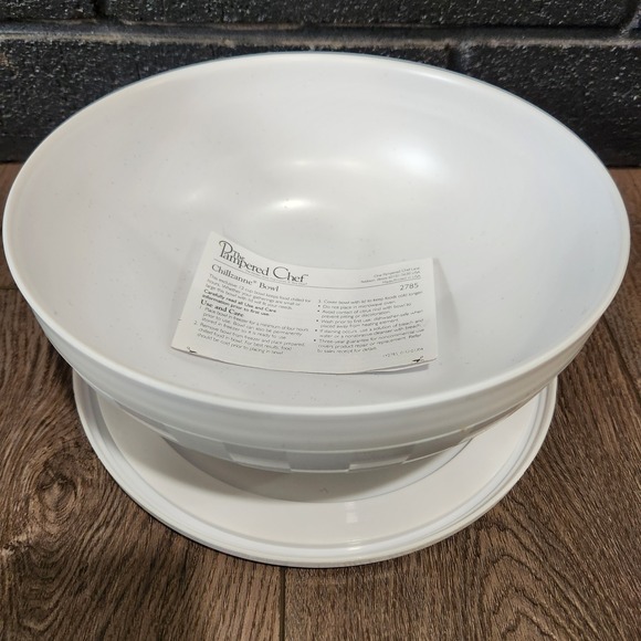 Vintage The Pampered Chef "Chillzanne Bowl" White plastic serving bowl w/lid - Picture 1 of 6